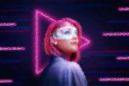 Eine Person mit pinkfarbenen Haaren trägt eine futuristische Schutzbrille und blickt nach oben. Sie steht vor einem neonpinken Playbutton-Symbol und Neonlinien auf dunklem Hintergrund. Das Bild hat einen digitalen, leicht verschwommenen Effekt, der ihm eine Sci-Fi-Atmosphäre verleiht. Diese Beschreibung wurde mit der FootballR KI automatisch generiert.