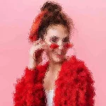 Eine Frau in einer flauschigen roten Jacke posiert vor einem rosa Hintergrund. Sie hat ihr Haar zu einem Dutt hochgesteckt, trägt ein rotes Accessoire und eine kleine rote Sonnenbrille. Sie lächelt leicht und blickt in die Kamera. Ihr Outfit und ihr Gesichtsausdruck erzeugen eine verspielte, stilvolle Ausstrahlung. Diese Beschreibung wurde mit der FootballR KI automatisch generiert.