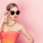 Stilisiertes Bild einer Frau mit blondem Haar zu einem Dutt, schwarzer Sonnenbrille und leuchtend rotem Lippenstift. Sie trägt ein trägerloses rot-orangefarbenes Kleid und eine goldene Halskette. Ihre rechte Hand rückt ihre Sonnenbrille zurecht. Der Hintergrund ist in einem sanften Rosa gehalten, was die lebendige, modische Ästhetik des Bildes unterstreicht. Diese Beschreibung wurde mit der FootballR KI automatisch generiert.