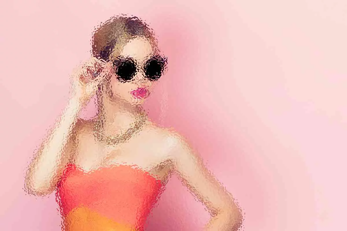 Stilisiertes Bild einer Frau mit blondem Haar zu einem Dutt, schwarzer Sonnenbrille und leuchtend rotem Lippenstift. Sie trägt ein trägerloses rot-orangefarbenes Kleid und eine goldene Halskette. Ihre rechte Hand rückt ihre Sonnenbrille zurecht. Der Hintergrund ist in einem sanften Rosa gehalten, was die lebendige, modische Ästhetik des Bildes unterstreicht. Diese Beschreibung wurde mit der FootballR KI automatisch generiert.