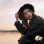 Ein verschwommenes künstlerisches Bild einer Person mit schwarzem Hut und Mantel, die bei Sonnenuntergang an einem ruhigen Gewässer sitzt. Der Himmel ist sanft mit Orange- und Lilatönen beleuchtet, die sich im Wasser spiegeln. Die Person scheint in die Kamera zu blicken, was eine heitere und besinnliche Atmosphäre schafft. Diese Beschreibung wurde mit der FootballR KI automatisch generiert.