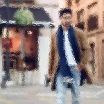 Eine Person in braunem Mantel, blauem Schal und Jeans geht auf einer Straße in einer verschwommenen Stadtlandschaft. Im Hintergrund sind Gebäude mit Ladenfronten zu sehen. Das Bild hat einen gemalten Effekt und verleiht der Szene eine weiche, künstlerische Note. Diese Beschreibung wurde mit der FootballR KI automatisch generiert.