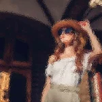 Eine Frau in einer weißen schulterfreien Bluse und einem beigen Rock steht draußen. Sie trägt einen breitkrempigen Hut und eine Sonnenbrille und blickt mit entspanntem Gesichtsausdruck nach oben. Im Hintergrund sind gewölbte Architektur und Steinsäulen zu sehen, die eine warme, sonnige Atmosphäre schaffen. Diese Beschreibung wurde mit der FootballR KI automatisch generiert.