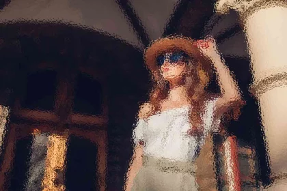 Eine Frau in einer weißen schulterfreien Bluse und einem beigen Rock steht draußen. Sie trägt einen breitkrempigen Hut und eine Sonnenbrille und blickt mit entspanntem Gesichtsausdruck nach oben. Im Hintergrund sind gewölbte Architektur und Steinsäulen zu sehen, die eine warme, sonnige Atmosphäre schaffen. Diese Beschreibung wurde mit der FootballR KI automatisch generiert.