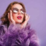 Ein stilisiertes Bild einer Person, die vor einem violetten Hintergrund posiert, eine Sonnenbrille und einen leuchtend violetten, flauschigen Mantel trägt. Das Bild hat einen künstlerischen, impressionistischen Effekt, der Details verwischt und ein strukturiertes, farbenfrohes Erscheinungsbild erzeugt. Diese Beschreibung wurde mit der FootballR KI automatisch generiert.