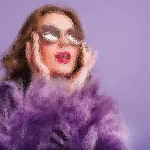 Ein stilisiertes Bild einer Person, die vor einem violetten Hintergrund posiert, eine Sonnenbrille und einen leuchtend violetten, flauschigen Mantel trägt. Das Bild hat einen künstlerischen, impressionistischen Effekt, der Details verwischt und ein strukturiertes, farbenfrohes Erscheinungsbild erzeugt. Diese Beschreibung wurde mit der FootballR KI automatisch generiert.