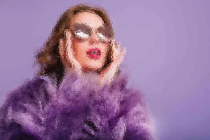 Ein stilisiertes Bild einer Person, die vor einem violetten Hintergrund posiert, eine Sonnenbrille und einen leuchtend violetten, flauschigen Mantel trägt. Das Bild hat einen künstlerischen, impressionistischen Effekt, der Details verwischt und ein strukturiertes, farbenfrohes Erscheinungsbild erzeugt. Diese Beschreibung wurde mit der FootballR KI automatisch generiert.