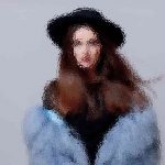 Eine Person mit langen braunen Haaren trägt einen schwarzen Hut und einen hellblauen Pelzmantel. Das Bild ist unscharf, was ihm einen abstrakten, malerischen Effekt verleiht, der Gesichtsdetails verdeckt. Der Hintergrund ist schlicht grau. Diese Beschreibung wurde mit der FootballR KI automatisch generiert.