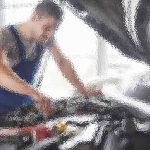 Ein Mechaniker im blauen Overall beugt sich über eine offene Motorhaube und arbeitet am Motor. Der Hintergrund ist unscharf und suggeriert eine Garagenumgebung mit natürlichem Licht, das durch die Fenster einfällt. Der Fokus liegt auf der aufmerksamen Haltung und den Händen des Mechanikers, wodurch die Konzentration auf das Fahrzeug betont wird. Diese Beschreibung wurde mit der FootballR KI automatisch generiert.