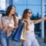 Zwei Frauen stehen vor einem Gebäude mit Glasfenstern und halten Einkaufstüten. Eine trägt eine helle Bluse und Jeans und trägt Kaffee und Tüten. Die andere in einem weißen Oberteil und rosafarbenen Hosen macht ein Selfie, trägt eine Sonnenbrille und hält Tüten. Das Bild hat einen malerischen Effekt mit leuchtenden Farben. Diese Beschreibung wurde mit der FootballR KI automatisch generiert.