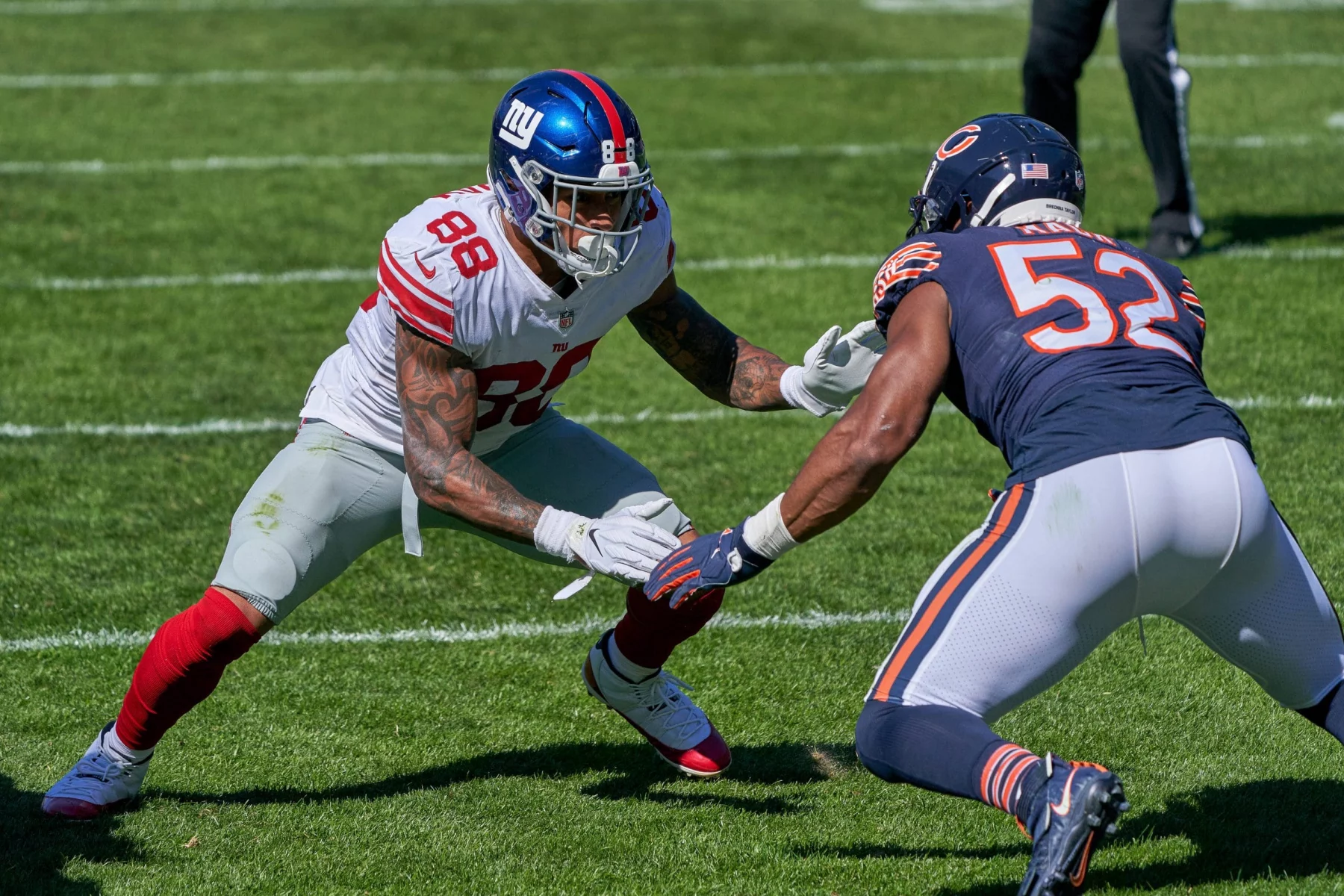 CHICAGO, IL - SEPTEMBER 20: New York Giants tight end Evan Engram (88) battles with Chicago Bears outside linebacker Kha