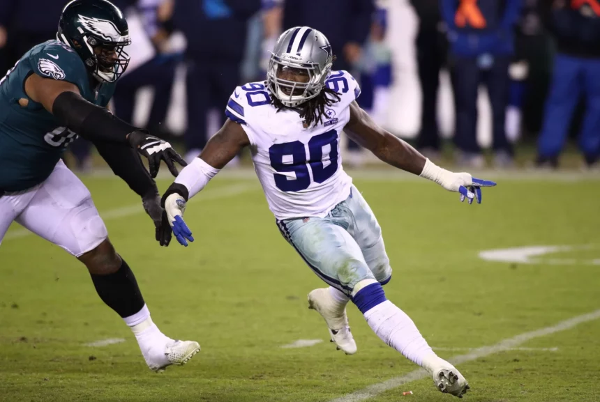 PHILADELPHIA, PA - NOVEMBER 01: Dallas Cowboys Defensive End DeMarcus Lawrence (90) rushes against Philadelphia Eagles O