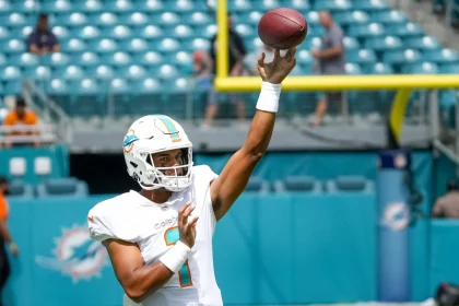 MIAMI GARDENS, FL - SEPTEMBER 19: Miami Dolphins quarterback Tua Tagovailoa (1) before the NFL, American Football Herren
