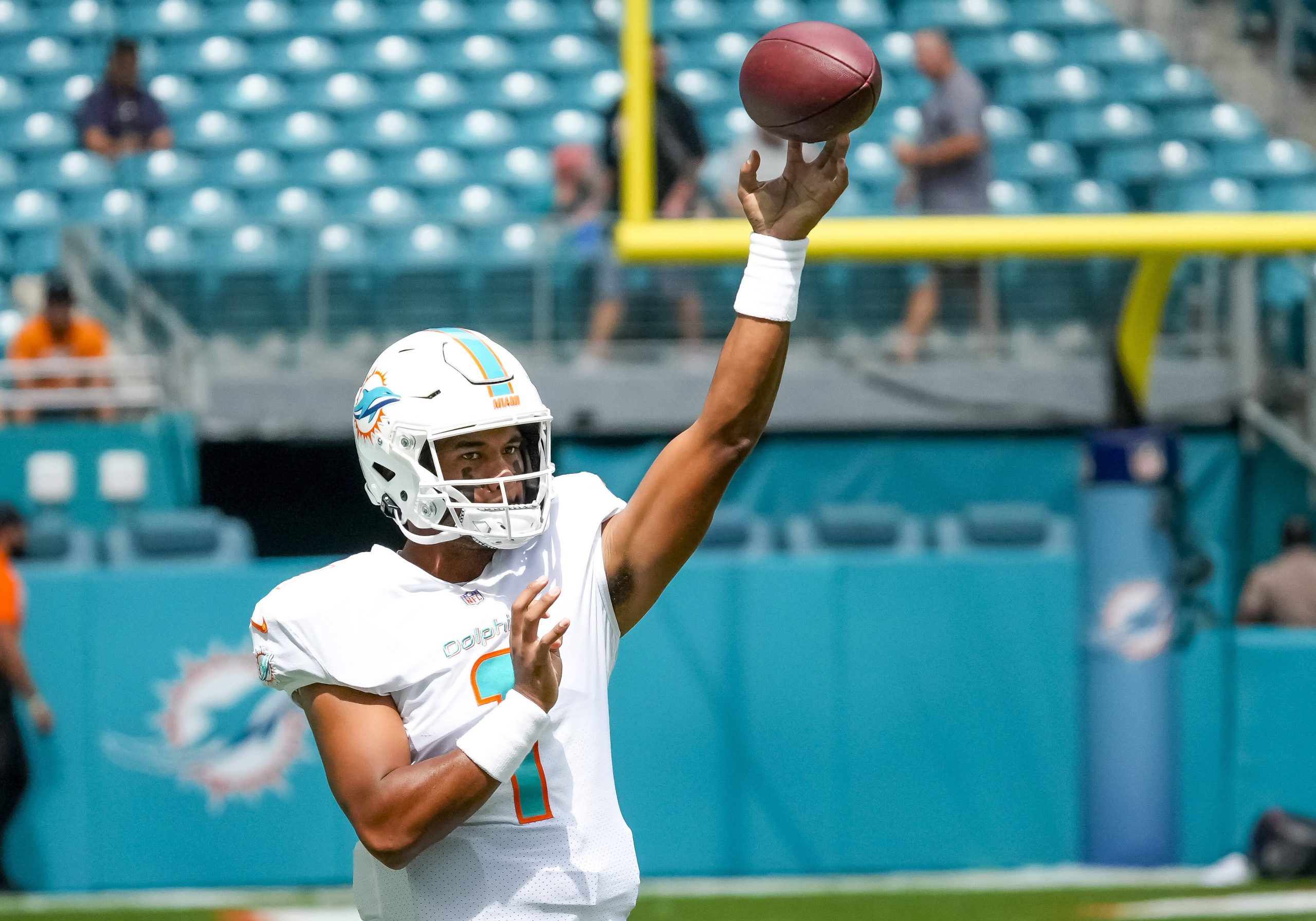 MIAMI GARDENS, FL - SEPTEMBER 19: Miami Dolphins quarterback Tua Tagovailoa (1) before the NFL, American Football Herren