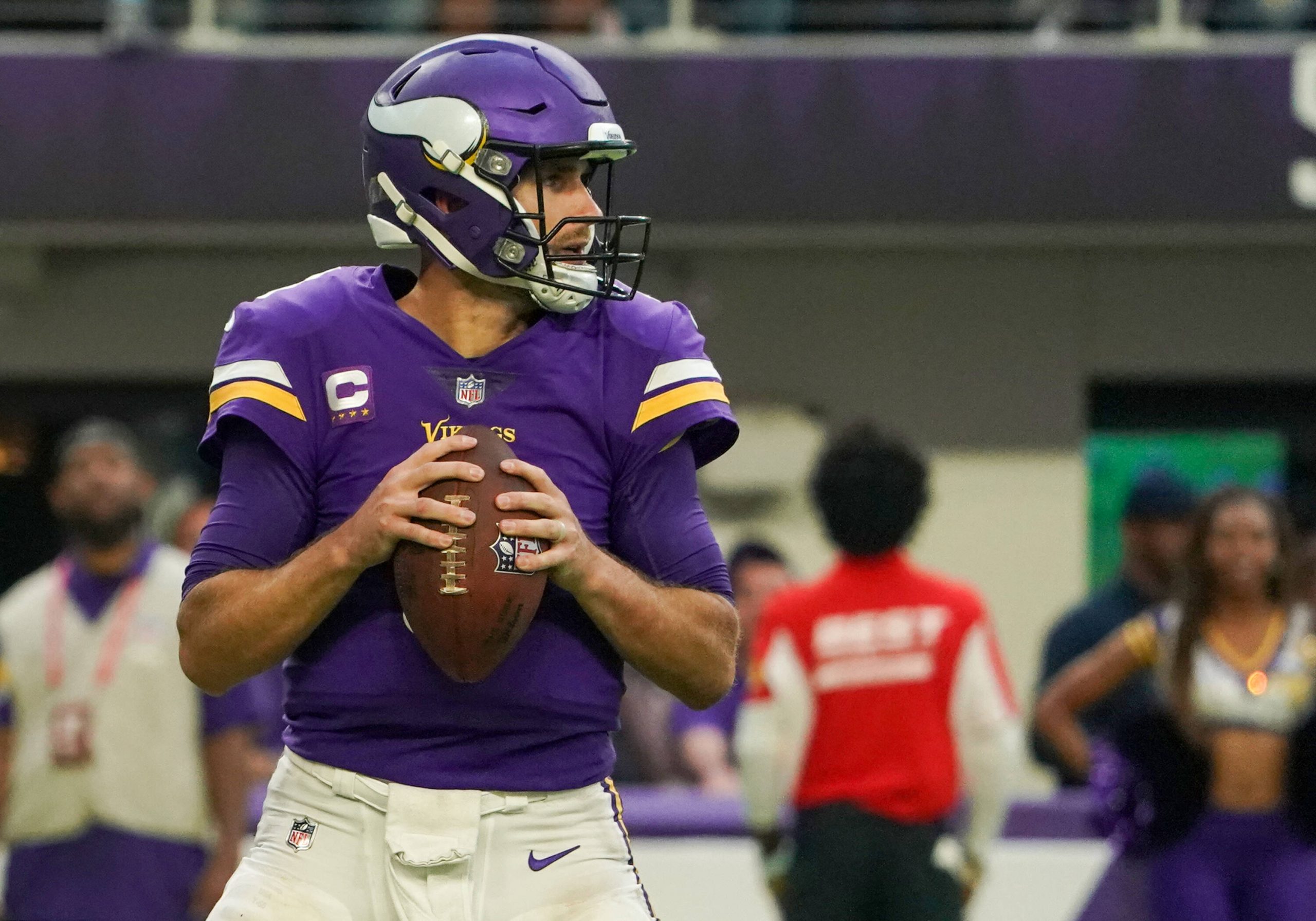 MINNEAPOLIS, MN - SEPTEMBER 26: Minnesota Vikings Quarterback Kirk Cousins 8 looks to throw during the third quarter of a game between the Minnesota Vikings and Seattle Seahawks on on September 26, 2021, at U.S. Bank Stadium in Minneapolis, MN.Photo by Nick Wosika/Icon Sportswire NFL, American Football Herren, USA SEP 26 Seahawks at Vikings Icon2021092612
