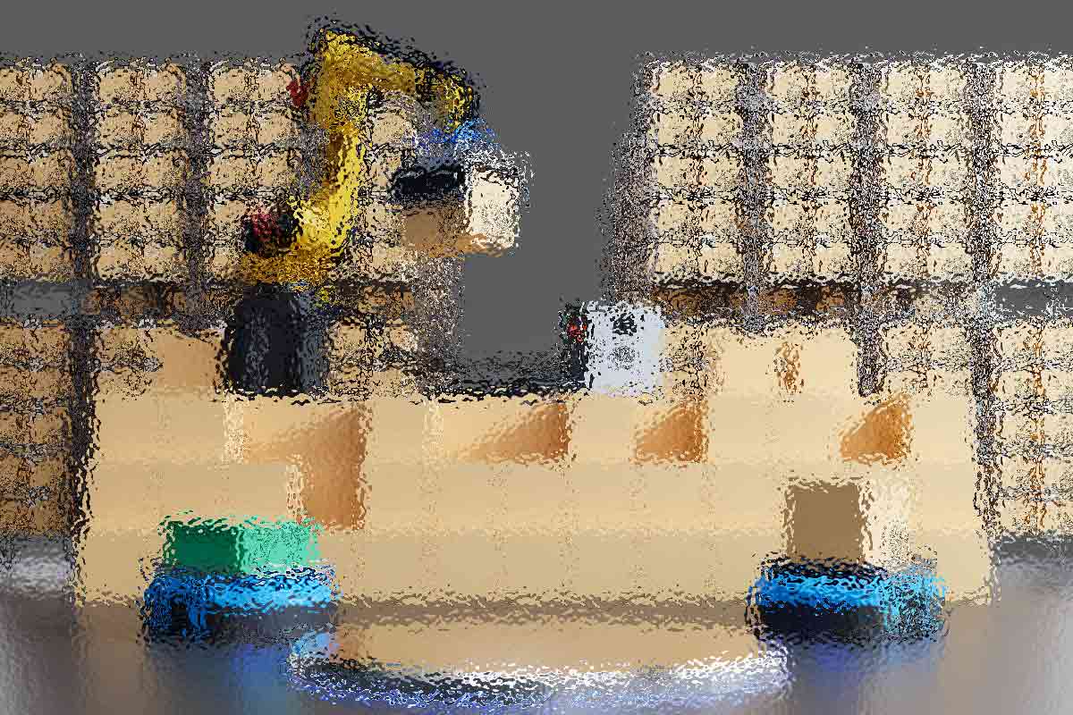 Ein Roboterarm stellt einen Karton in ein Lagerhaus voller gestapelter Kartons. Zwei kleine autonome Fahrzeuge, ein blaues und ein grünes, sind unter dem Arm positioniert und bereit für den Transport. Die Szene zeigt Automatisierung in einer industriellen Umgebung mit zahlreichen Regalen im Hintergrund. Diese Beschreibung wurde mit der FootballR KI automatisch generiert.