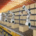 Ein digital bearbeitetes Bild zeigt Roboterarme in einer Reihe, die Kisten auf Regalen in einem Lagerhaus mit leuchtend orangefarbener Decke stapeln. Die Atmosphäre wirkt futuristisch und hebt Automatisierung und Technologie in der Logistik hervor. Diese Beschreibung wurde mit der FootballR KI automatisch generiert.