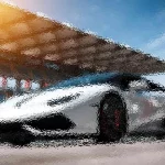 Künstlerische Darstellung eines eleganten weißen Sportwagens auf einer Rennstrecke mit verschwommenen Bewegungen. Der Hintergrund zeigt eine große Tribüne unter blauem Himmel, wobei das Sonnenlicht einen warmen Schein erzeugt. Das Bild hat einen strukturierten, impressionistischen Effekt, der das Gefühl von Geschwindigkeit und Energie verstärkt. Diese Beschreibung wurde mit der FootballR KI automatisch generiert.