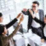 Eine Gruppe von vier Personen in Business-Kleidung feiert ein erfolgreiches Meeting mit einem High-Five an einem Tisch in einem hellen Büro. Sie wirken fröhlich und enthusiastisch. Im Hintergrund sind verschwommene Diagramme und Fenster zu sehen, durch die natürliches Licht einfällt. Diese Beschreibung wurde mit der FootballR KI automatisch generiert.