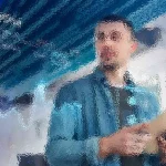 Ein Mann in einer Jeansjacke hält ein Tablet in der Hand und steht in einem modernen, abstrakten Büroraum. Das Bild ist verzerrt, was ihm einen malerischen Effekt mit verschwommenen Umrissen verleiht. Blau- und Weißtöne dominieren den Hintergrund und schaffen eine dynamische und zeitgenössische Atmosphäre. Diese Beschreibung wurde mit der FootballR KI automatisch generiert.