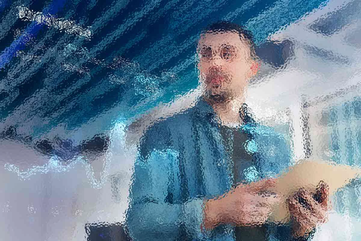 Ein Mann in einer Jeansjacke hält ein Tablet in der Hand und steht in einem modernen, abstrakten Büroraum. Das Bild ist verzerrt, was ihm einen malerischen Effekt mit verschwommenen Umrissen verleiht. Blau- und Weißtöne dominieren den Hintergrund und schaffen eine dynamische und zeitgenössische Atmosphäre. Diese Beschreibung wurde mit der FootballR KI automatisch generiert.