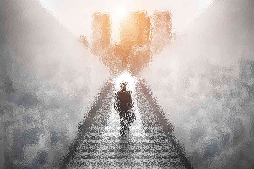 Ein verschwommenes Bild, das eine einsame Person zeigt, die Stufen hinauf auf ein helles Licht zugeht. Die Szene ist abstrakt, mit weichem Fokus und diffusen Farben. Im Hintergrund sind undeutliche Silhouetten von Stadtgebäuden zu sehen, die in warmes Sonnenlicht getaucht sind. Diese Beschreibung wurde mit der FootballR KI automatisch generiert.