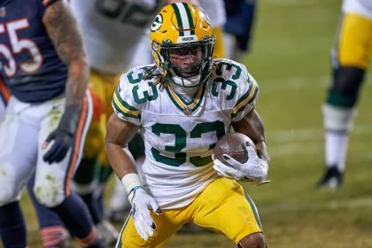 CHICAGO, IL - JANUARY 03: Green Bay Packers running back Aaron Jones (33) runs with the football in action during a game