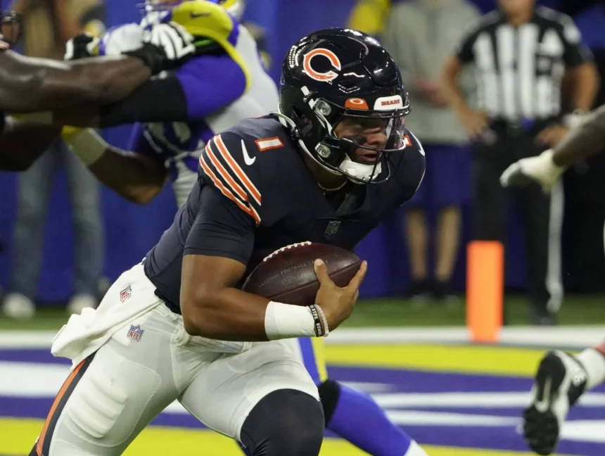 INGLEWOOD, CA - SEPTEMBER 12: Justin Fields 1 of the Bears during an NFL, American Football Herren, USA game between the