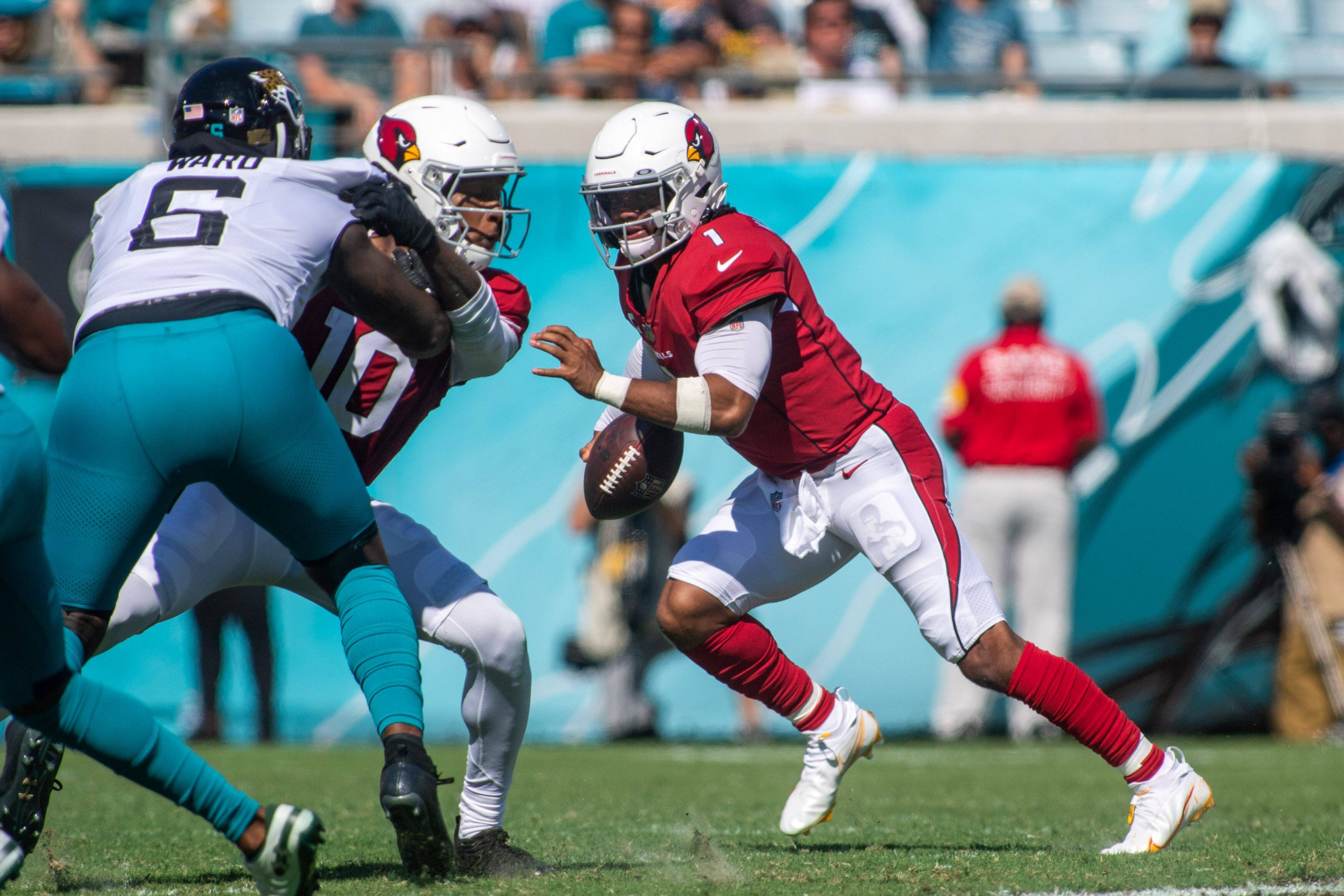 September 26, 2021, Syracuse, New York, USA: Arizona Cardinals quarterback KYLER MURRAY (1) races past a block by Arizon