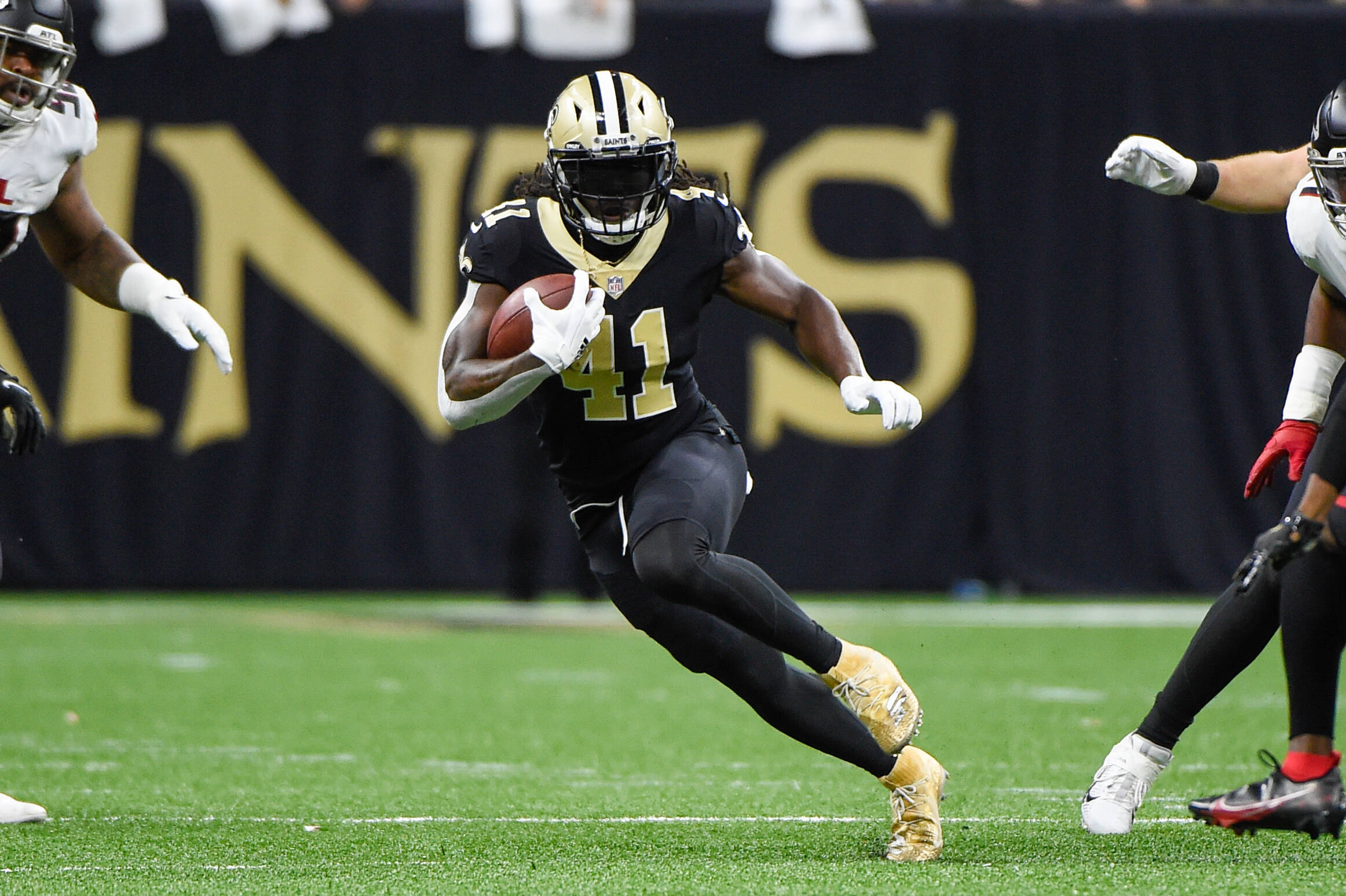 NEW ORLEANS, LA - NOVEMBER 07: New Orleans Saints running back Alvin Kamara (41) cuts back to the middle during first h