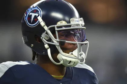 INGLEWOOD, CA - NOVEMBER 07: Tennessee Titans Wide Receiver Julio Jones (2) warms up during an NFL, American Football He