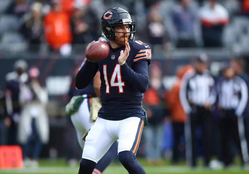 CHICAGO, IL - NOVEMBER 21: Chicago Bears quarterback Andy Dalton (14) in action before a NFL, American Football Herren,