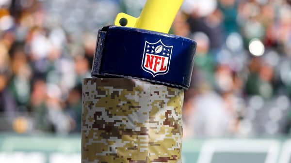09 NOV 2014 Official NFL American Football Herren USA Shield on goalpost pad during the game betwee