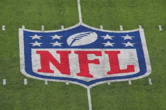NFL Spielplan 2026 - alle Predictions - Cap Space - NFL Compensatory Draft Picks - Super Bowl in New Orleans: A general view of the NFL American Football Herren USA Shield during the first quar