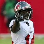TAMPA, FL - OCTOBER 18: Chris Godwin 14 of the Buccaneers signals first down during the regular season game between the Green Bay Packers and the Tampa Bay Buccaneers on October 18, 2020 at Raymond James Stadium in Tampa, Florida. Photo by Cliff Welch/Icon Sportswire NFL, American Football Herren, USA OCT 18 Packers at Buccaneers Icon357201018006