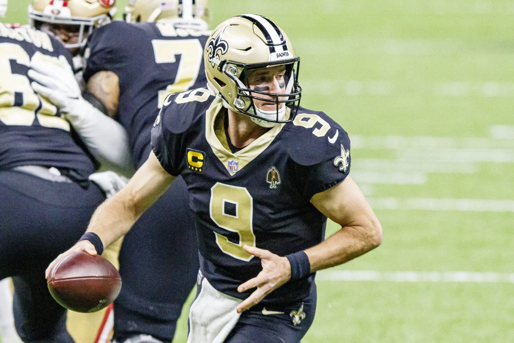 November 15, 2020, New Orleans, LOUISIANA, U.S: New Orleans Saints quarterback Drew Brees looks to pass against the San