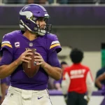 MINNEAPOLIS, MN - SEPTEMBER 26: Minnesota Vikings Quarterback Kirk Cousins (8) looks to throw during the third quarter o