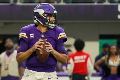 MINNEAPOLIS, MN - SEPTEMBER 26: Minnesota Vikings Quarterback Kirk Cousins (8) looks to throw during the third quarter o