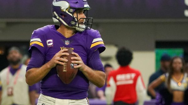 MINNEAPOLIS, MN - SEPTEMBER 26: Minnesota Vikings Quarterback Kirk Cousins (8) looks to throw during the third quarter o