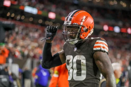 CLEVELAND, OH - OCTOBER 21: Cleveland Browns wide receiver Jarvis Landry (80) leaves the field following the National Fo