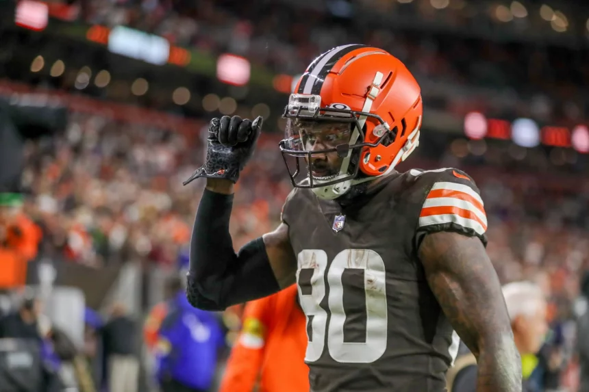 CLEVELAND, OH - OCTOBER 21: Cleveland Browns wide receiver Jarvis Landry (80) leaves the field following the National Fo