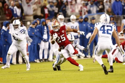 SANTA CLARA, CA - OCTOBER 24: San Francisco 49ers Running Back Elijah Mitchell (25) cuts back up field while breaking th
