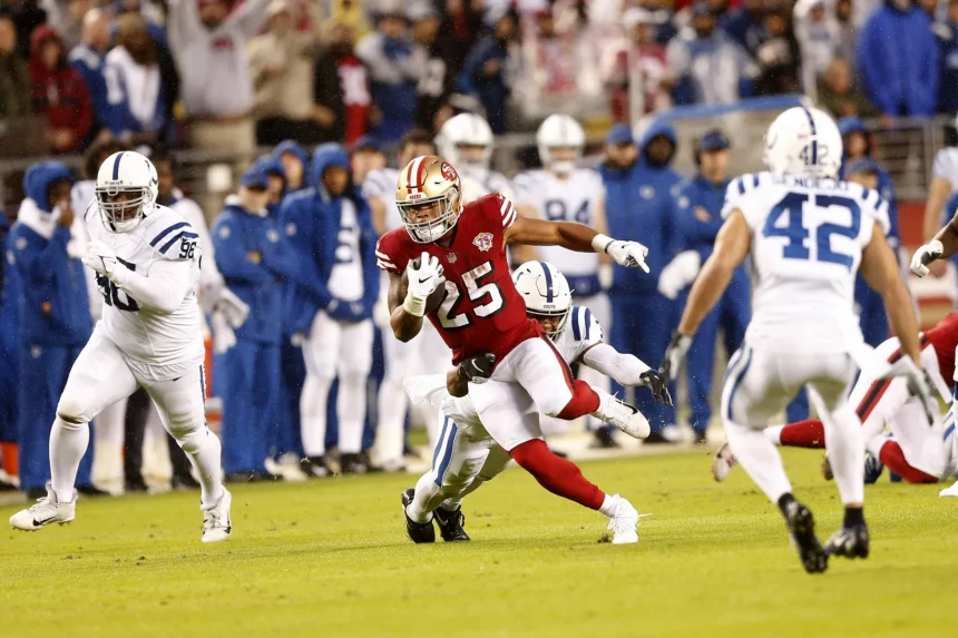 SANTA CLARA, CA - OCTOBER 24: San Francisco 49ers Running Back Elijah Mitchell (25) cuts back up field while breaking th