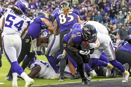 BALTIMORE, MD - NOVEMBER 07: Baltimore Ravens running back Le Veon Bell (17) scores on a rushing touchdown in the fourth