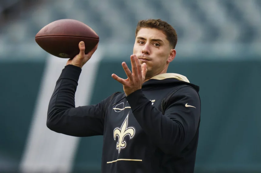 November 21, 2021: New Orleans Saints quarterback Ian Book (16) throws the ball prior to the NFL, American Football Herr