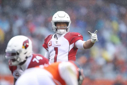 CHICAGO, IL - DECEMBER 05:Arizona Cardinals Quarterback Kyler Murray (1) points to the side during a NFL, American Footb