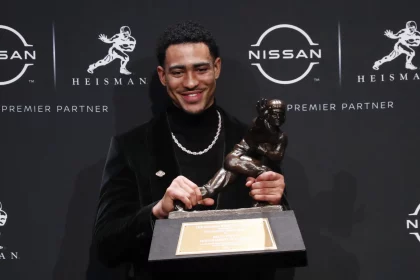 Sport Bilder des Tages Quarterback Bryce Young from Alabama arrives for photos after he wins the Heisman Trophy at the M