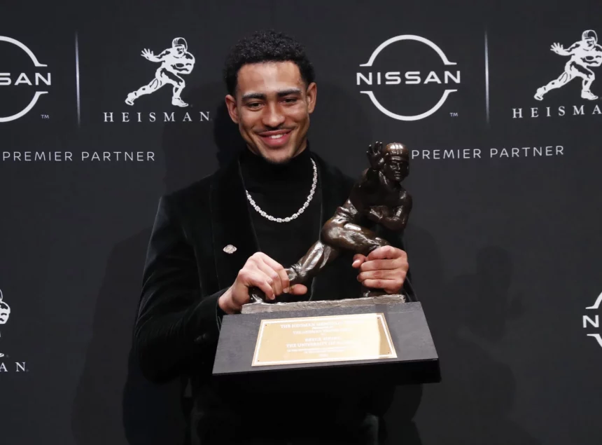 Sport Bilder des Tages Quarterback Bryce Young from Alabama arrives for photos after he wins the Heisman Trophy at the M