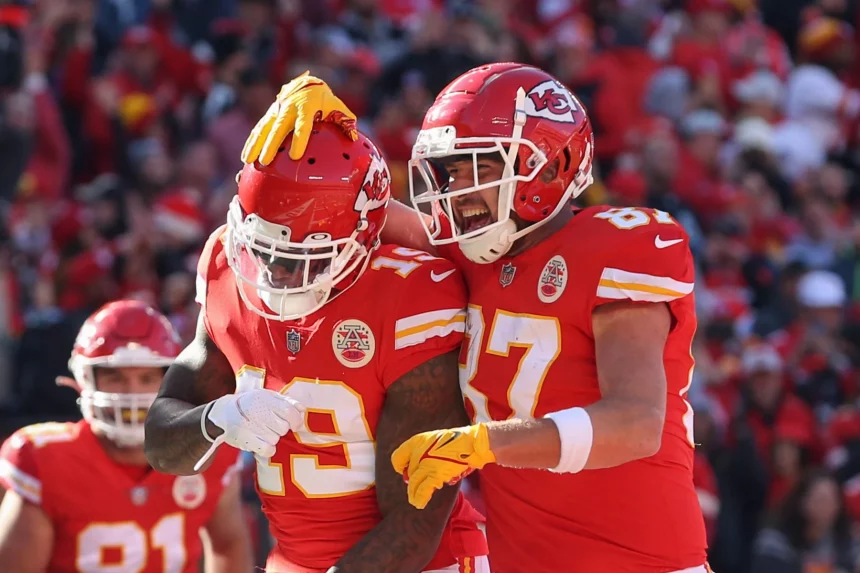 KANSAS CITY, MO - DECEMBER 12: Kansas City Chiefs tight end Travis Kelce (87) celebrates with wide receiver Josh Gordon