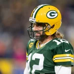 December 12, 2021: Green Bay Packers quarterback Aaron Rodgers 12 warms up before NFL, American Football Herren, USA foo